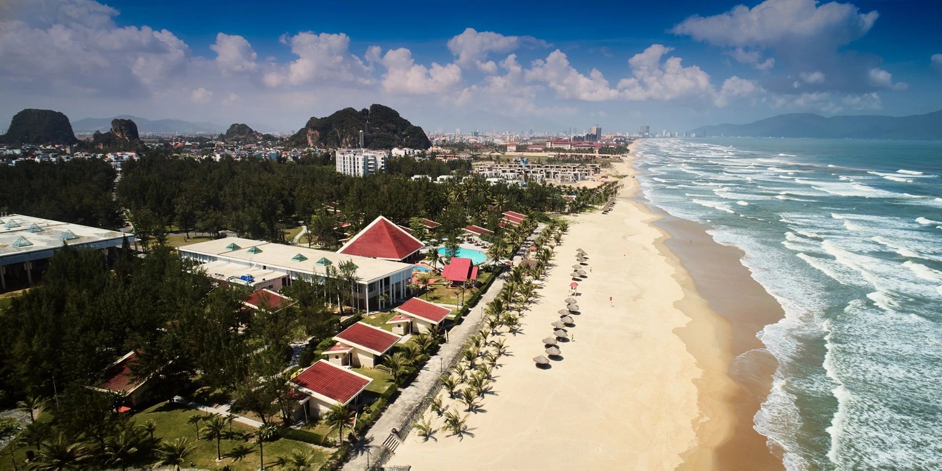 Bãi Non Nước nằm gần khu núi Ngũ Hành Sơn, nổi bật với cát mịn và sóng êm 